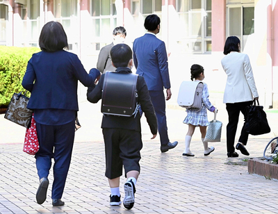小学校の入学式に向かう新１年生ら