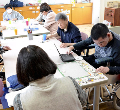 パッソにある創作活動のための部屋。職員のサポートを受けながら、利用者が自由に取り組んでいる