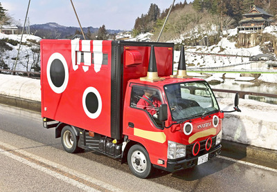 愛らしい顔がデザインされた赤べこトラック＝柳津町【撮影情報】カメラ・ニコンＤ６、レンズ２４―１２０ミリ、絞り値・ｆ１０、シャッター速度・１／１０００秒、ＩＳＯ４００