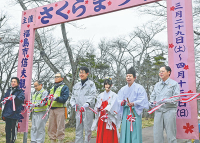 テープカットでまつりの開幕を祝った関係者