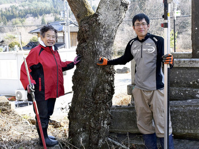 会場周辺の環境整備をして準備を整える国分さん（左）と末永さん