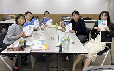 資格取得に向け一緒に学ぶ仲間たちと私（左）。これまで就職支援は手探りだったが、マッチングの増加につなげたい