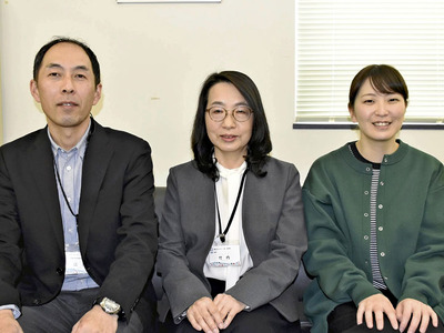 「谷川俊太郎　絵本★百貨展」をＰＲする（左から）江尻課長、竹内館長、鈴木さん