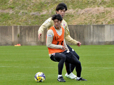 「流れの中で得点できれば勢いに乗れる」と語るＭＦ村上（手前）＝Ｊヴィレッジスタジアム