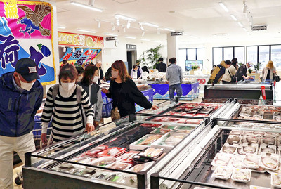 常磐ものを求め、多くの客でにぎわう店内