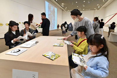 谷川さんの絵本の世界が楽しめる会場＝１９日、いわき市立美術館