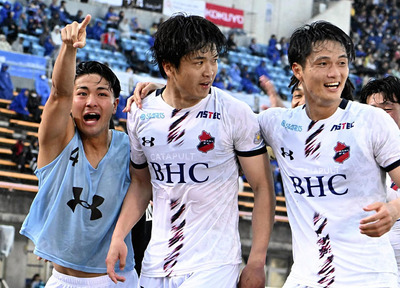 【富山―いわき】後半３８分、決勝ゴールを奪い、仲間から祝福を受けるいわきのＦＷ谷村（中央）。今季初の複数得点で勝利につなげた＝富山県総合運動公園陸上競技場