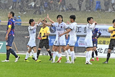 Ｊ２開幕１０戦目にして、今季初勝利を挙げたいわきＦＣ。試合終了のホイッスルが響くと、全２得点を奪ったＦＷ谷村〈１０〉らいわきイレブンが喜びを分かち合った＝２０日、富山県総合運動公園陸上競技場