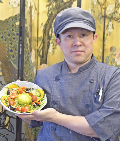 「かっぱ麺」をＰＲする高久田社長
