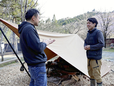 キャンプ場をオープンする地域おこし協力隊の熊谷さん（右）