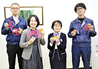 講師を務める橋本社長（左から２人目）ら社員