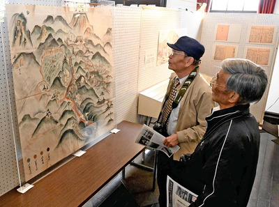半田銀山絵図を観賞する来館者