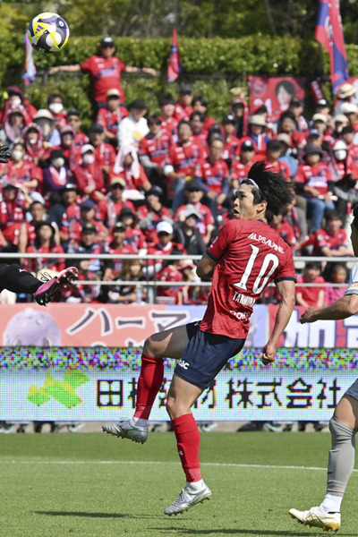 【いわき―秋田】後半２６分、先制点を決めるいわきのＦＷ谷村＝ハワイアンズスタジアムいわき