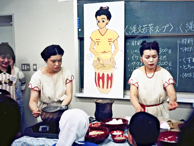 縄文時代の料理を再現する教室を開く私（右）。想像力を働かせながらレシピを考える日々は大きな糧になった