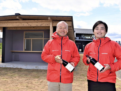 正式オープンを迎える「とみおかワイナリー」をＰＲするスタッフ。左側の建物がキッチン＆カフェ「バッカス」