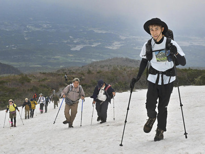 残雪を踏みしめながら頂上を目指す登山客ら＝１８日午前１０時１５分ごろ