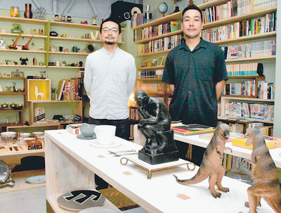 湯沢通りのにぎわい創出に意欲を見せる明智館長（右）と重永店長