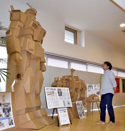 迫力のある段ボール作品が並ぶ会場