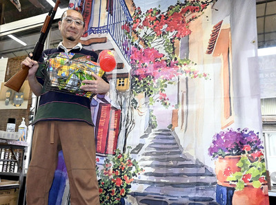 西洋風の幕を広げ、来場を呼びかけた松崎さん