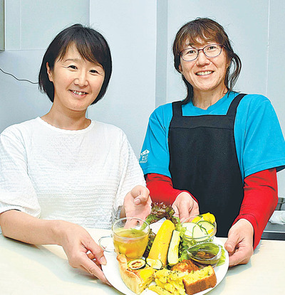 ズッキーニを主役にしたプレートを紹介する坪井さん（左）と三栗野さん