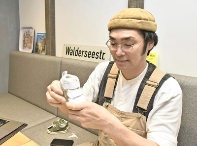 「足の指の付け根あたりで靴底がしなやかに曲がるかも、子どもの靴選びのポイントです」と話す大関さん