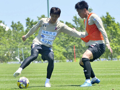 「チームを勝たせられるような選手になりたい」と語るＦＷキム（左）＝Ｊヴィレッジ