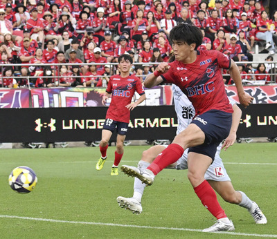 【いわき―富山】後半４１分、チーム３点目を決めるいわきのＦＷ谷村＝ハワイアンズスタジアムいわき