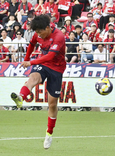 【いわき―富山】前半４３分、先制ゴールを決めるいわきのＭＦ山下＝ハワイアンズスタジアムいわき