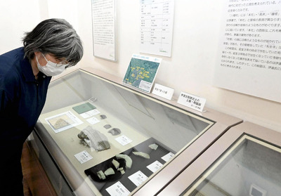 伊達氏の歴史に関わる出土品を観賞する来館者