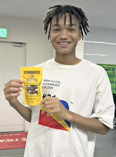 お土産を手にするＭＦ石渡選手（秋本スプリントコーチ提供）