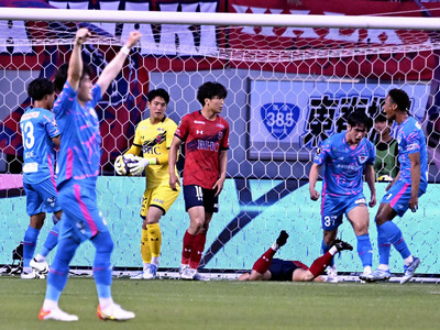 【鳥栖―いわき】前半３１分、鳥栖に先制され肩を落とす（左３人目から）いわきのＧＫ佐々木、ＦＷ谷村ら＝駅前不動産スタジアム