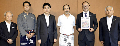椎根市長（左から３人目）に開店と「鯉ラーメン」などの開発状況を説明した宮森社長（同２人目）ら