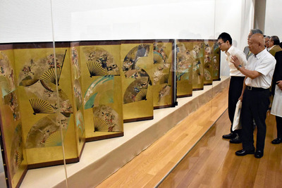 俵屋宗達の「扇面散屏風」など貴重な美術工芸品が並ぶ会場
