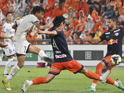 【大宮―いわき】後半３８分、勝ち越しゴールを決めるいわきのＭＦ石渡（７）＝ＮＡＣＫ５スタジアム大宮