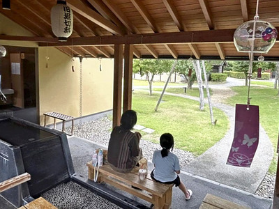 足湯の天井に飾られた風鈴