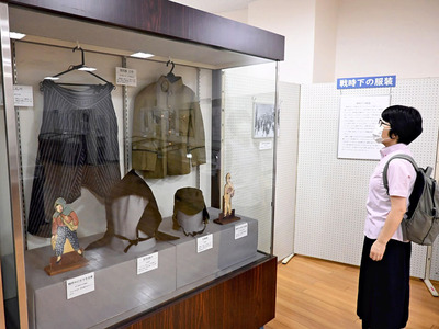 戦時中の暮らしを感じ取れる収蔵品が展示される会場