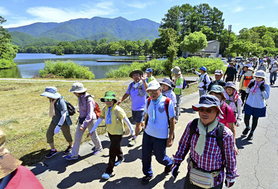 曽原湖周辺の景色を楽しみながら歩く参加者＝２６日午前、北塩原村