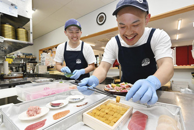 「厳選した魚を新鮮なまま味わってほしい」と連携して調理に当たる赤間さん（左）と大和田さん