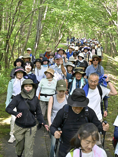 豊かな自然を満喫しながら歩を進める参加者＝２７日午前、天栄村