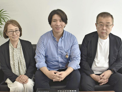 公演をＰＲする（左から）藤田さん、円谷さん、小田さん