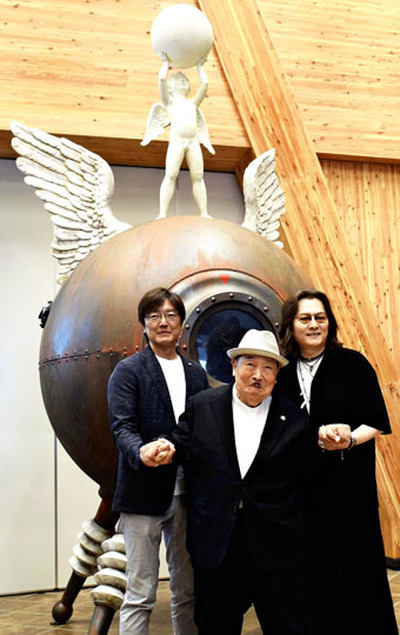 石井氏が手がけた作品の前で、アートを通じた浜通りの復興や地域活性化を誓う（左から）吉田、吉村、石井各氏