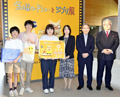 セレモニーに臨んだ（左から）太地さん、灼太さん、麻耶さん、高橋館長、尾崎社長、野崎社長