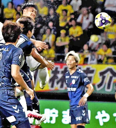 【千葉―いわき】後半３８分、同点ゴールを決めるいわきのＤＦ深港（左奥）＝フクダ電子アリーナ
