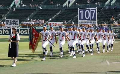 開会式で堂々と入場行進する聖光学院の選手ら＝５日、甲子園球場