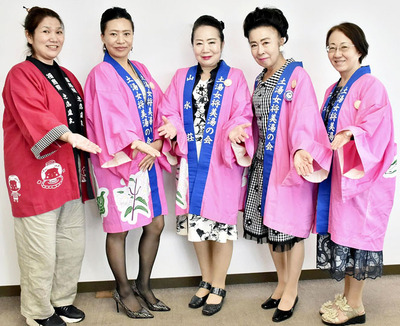 キャンペーンの利用を呼びかける渡辺いづみ会長（中央）ら