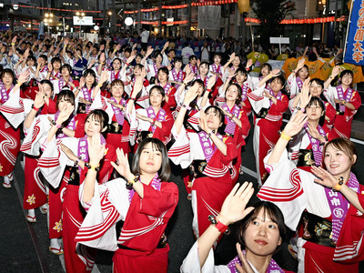 そろいの衣装で息の合った踊りを披露したうねめ踊り流し＝８日午後、郡山市・駅前大通り