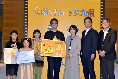 セレモニーに臨んだ（左から）虹羽さん、音寧さん、尚美さん、洋之さん、増渕副館長、斎藤常務、平田局長