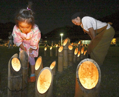 竹灯の明かりが幻想的な夜をつくった都路灯まつり ＝９日午後、田村市