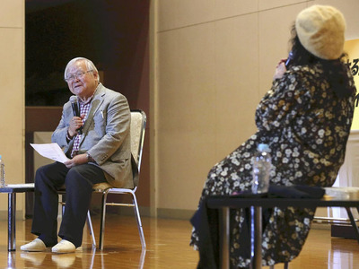 半田銀山を舞台にした作品の構想などを語る安彦さん（左）＝昨年１１月、桑折町