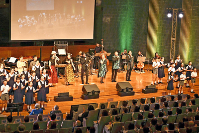 「高原列車は行く」を演奏する出演者